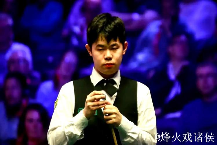 “再打两杆！”袁思俊示意全场观众为巩晨智助威，一片欢声笑语！